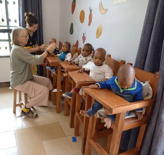 Kaum war der Wocheneinkauf erledigt,  wurden die Kinder gefüttert.