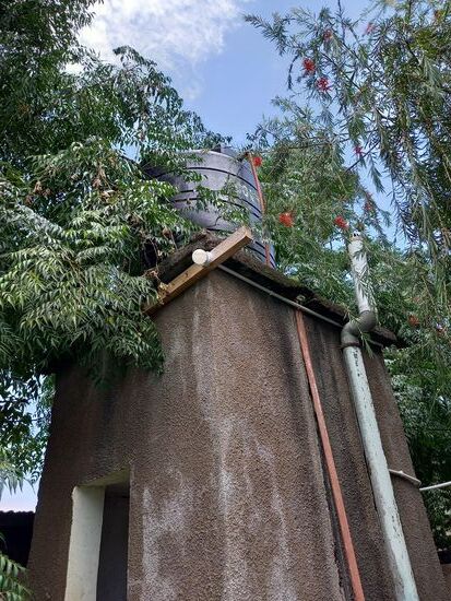 Es gibt für solche Fälle einen Wassertank.