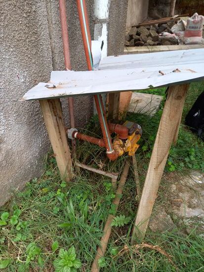 Doch leider ist die vorhandene Pumpe viel zu schwach das Wasser ins Haus zu pumpen.