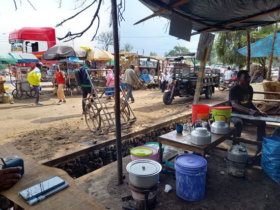 Wir erwarten heute noch eine Besucherin im Baby Haus.  Wir holen Sie an der Bushaltestelle ab und vertreiben uns die Zeit des warten mit einem Kaffee.