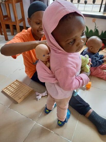 Früh übt sich, wer eine Afrika Mama werden will.