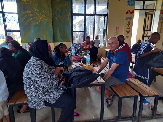 Wir gehen mit ihm in den Speisesaal. Dort sitzen auch die anderen Kinder mit ihren Besuchern.