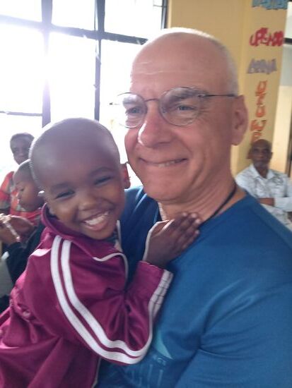 Dann krabbelt er zu Matthias und auch er bekommt ein Bonbon. Erst danach nimmt er selbst eines.