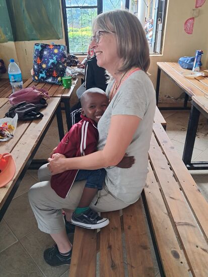 Dann sucht er meine Nähe. Sophia hatte ihm ein paar Bonbons zugesteckt. Er holt eines raus, wickelt es aus und steckt es mir in den Mund. Ich bin total gerührt. Außerdem drückt er mir ein Küßchen auf. Das geht zu Herzen!