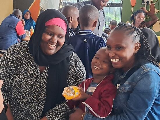 Zunächst war Hagai etwas ernst, doch als er die Muffins sieht strahlt er über das gesamte Gesicht. Wie man sieht, ist sein Lachen ansteckend.