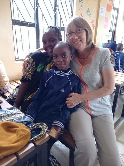 Ich entdecke auch Aisha und ihre Mutter. Die Freude des Wiedersehens ist groß. Aisha geht es gut.