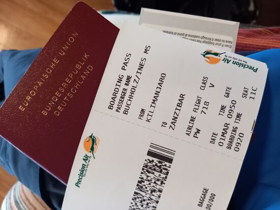 Der Flieger startet mit etwas Verzögerung, aber wir kommen schließlich gut an.