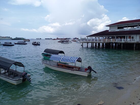 Das Meer und die vielen Boote sind direkt vor dem Hotel.