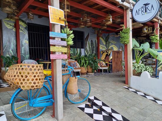 In diesem Afrika Art Restaurant kehren wir ein.