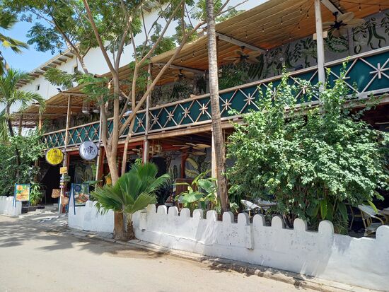 Wir nehmen oben auf dem Balkon Platz.