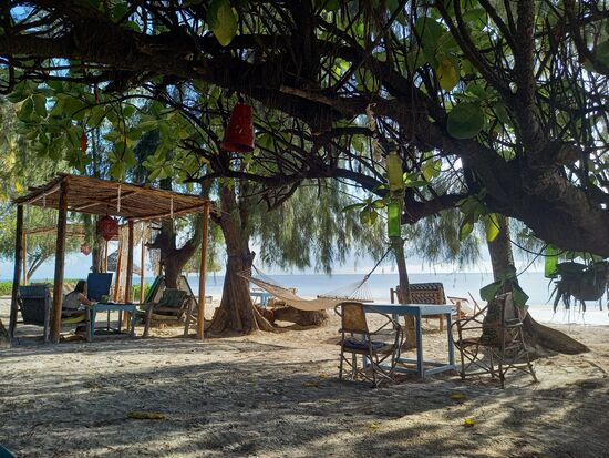 Frühstück im Schatten der Bäume oder auch in der Sonne,  beides ist möglich. Es gibt genügend Sitzplätze, Hängematten und Liegen. Da findet jeder seine Lieblingsplätze.