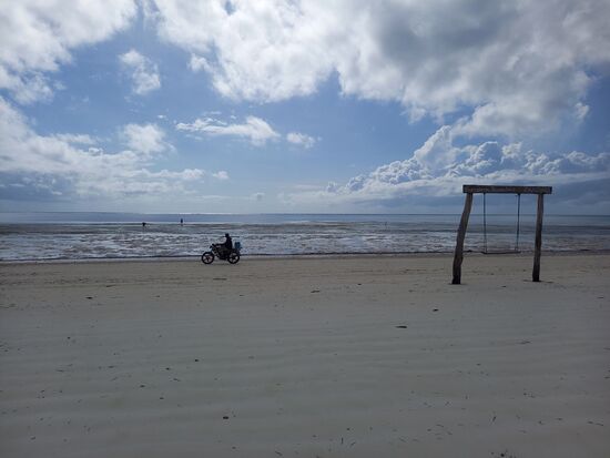 Hin und wieder kommen Einheimische auf dem Moped oder Fahrrad vorbei.