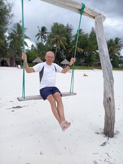 Die Schaukel ist ein Highlight der Anlage und wirst auf Spaziergänger wie ein Magnet.