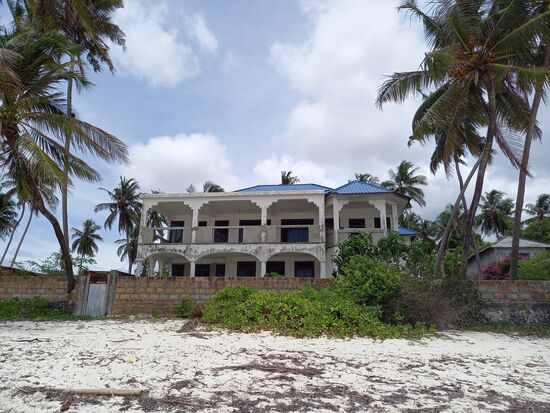 Hotelruinen wie diese gibt es einige und zeitgleich entstehen immer neue Anlagen.