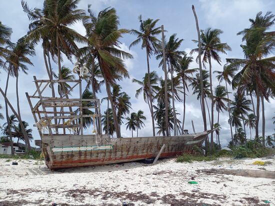 Hinter diesem Wrack liegt der Ort Bwejuu.