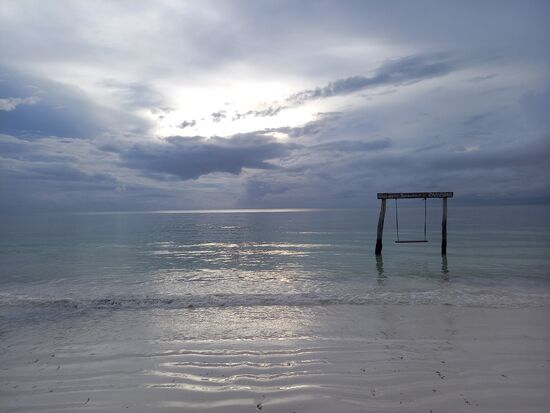 Morgens hat das Meer und der Strand etwas von Unberührtheit.