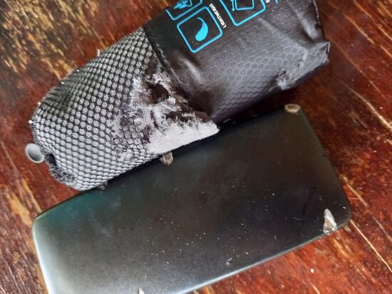 Ein Handtuch unbrauchbar geknabbert.