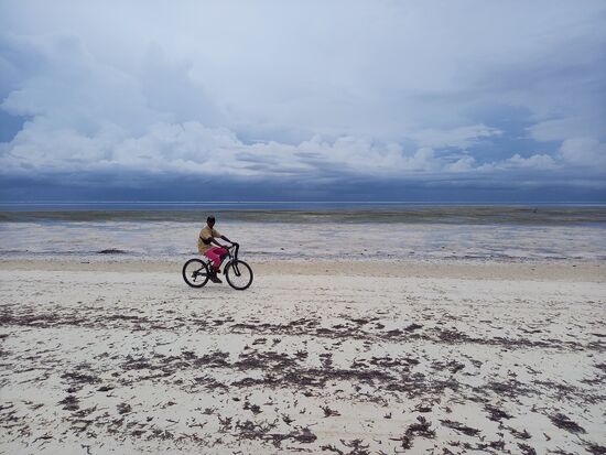 Der Strand ist auch Verkehrsweg für Fußgänger, Fahrradfahrer und Mopeds.