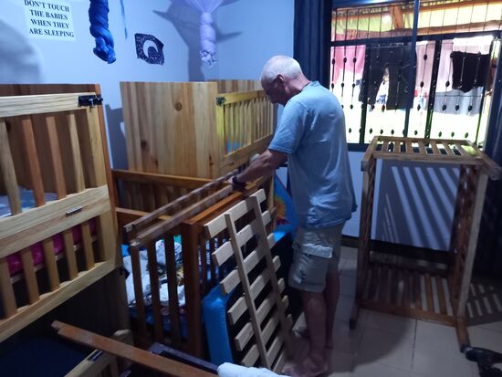 Bei einigen Betten muss das Lattenrost tiefer gesetzt werden,  damit die Kinder nicht raus steigen bzw. fallen können.