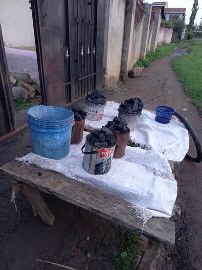 Hier wird Holzkohle verkauft.