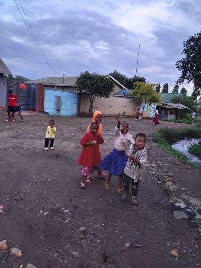 Dann entdecken uns die Kinder der Nachbarschaft  