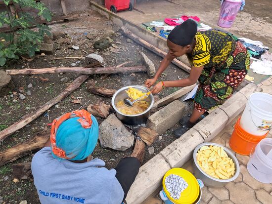 Im Baby Haus wird fleißig geschnippelt und gekocht.