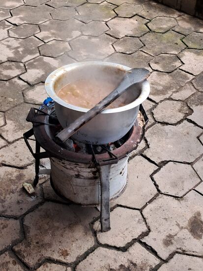 Es wird auf dem Herd in der Küche und draußen über dem offenen Feuer gekocht.