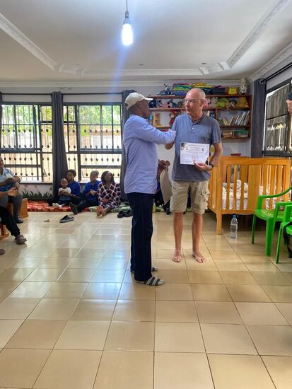 Matthias erhält ein Zertifikat für seine Unterstützung.