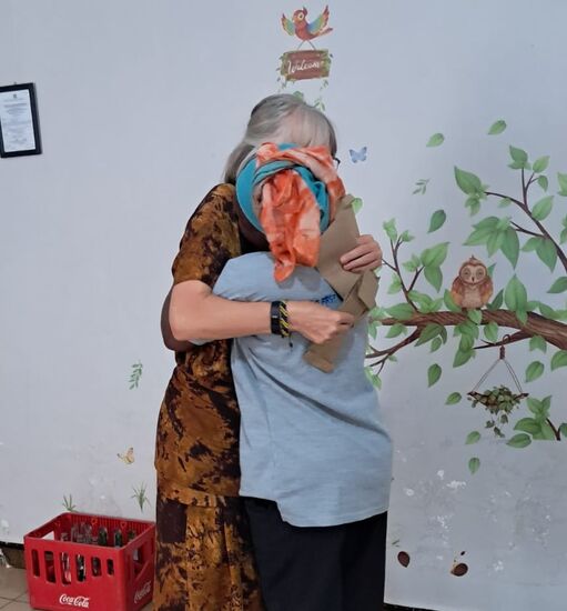 Ich erhalte herzliche Umarmungen und schaue in dankbare Augen.