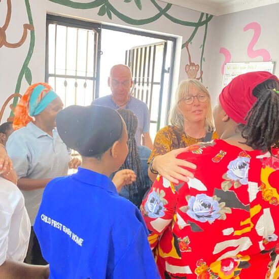 Keiner ahnt mit welchen Gedanken ich mich trage.  Da ich nicht weiß, ob es überhaupt noch möglich ist den Flug zu verschieben, hüte ich meine Sehnsucht als ein Geheimnis.