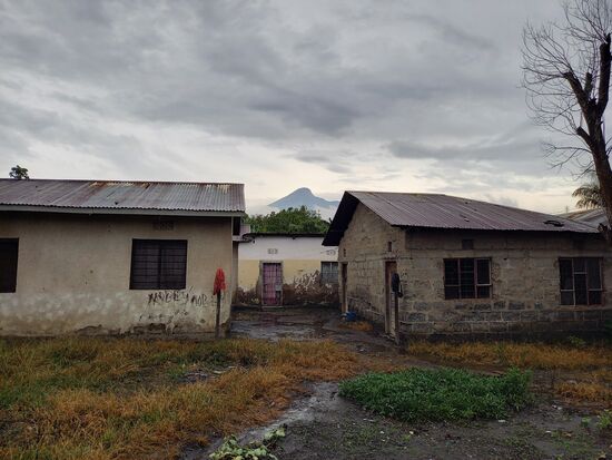 Manchmal kann man es kaum glauben,  doch auch in diesen Häusern leben Familien.