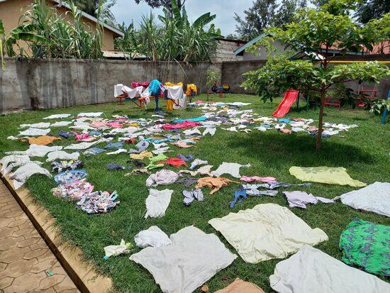 Bei diesem Wetter bekommen wir die Wäsche kaum noch trocken. Sobald die Sonne etwas hervor kommt,  wird die Kleidung überall ausgebreitet. Kommt der nächste Schauer, muss in Windeseile alles eingesammelt werden.