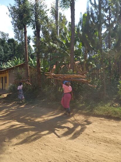 Kaum hat man die Hauptverbindungstraße zwischen Moshi und Arusha verlassen, ist man auf Schotterpisten mit unzähligen Schlaglöchern unterwegs. Hier sehen wir Frauen, die das Feuerholz nach Hause tragen. Mit jedem Fahrzeug das an ihnen vorüber fährt, werden sie von oben bis unter eingestaubt. Der Staub ist allgegenwärtig und kriecht durch jede Ritze, auch zu uns ins Fahrzeug.