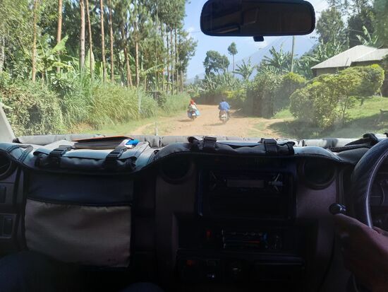 Am Fuß des Mount Meru ist die Vegetation üppig grün und abwechslungsreich.