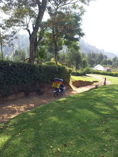 Auf den Motorrädern wird einfach alles transportiert.  Nichts scheint zu schwer, zu spärig oder zu lang.
