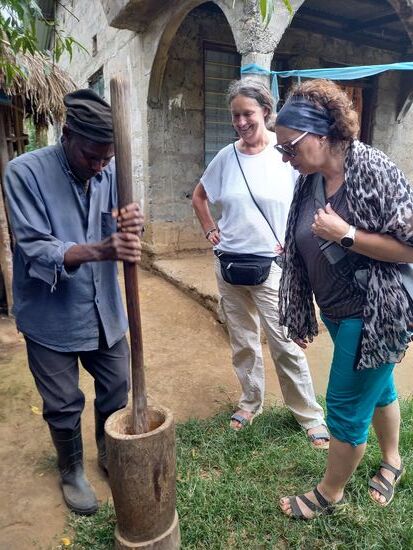 Schritt für Schritt wird uns erklärt, wie aus der Kirsche schließlich der Kaffee entsteht.