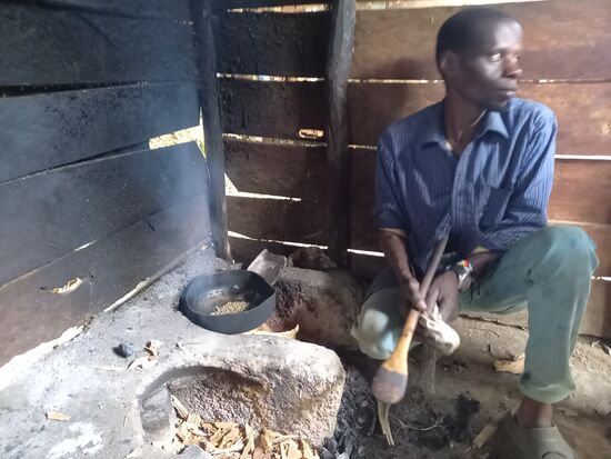 In der Küche werden die Bohnen über dem offenen Feuer geröstet.