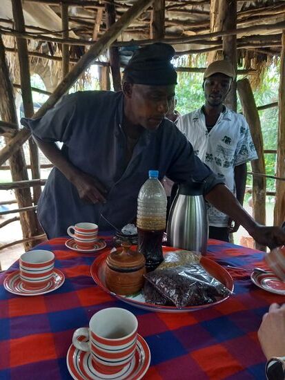 Schließlich verkosten wir den Kaffee. Zum Süßen wird lokaler Honig verwendet.  Mega lecker. Wir nehmen uns jeder einen kleinen Kaffee Vorrat mit nach Haus und unterstützen damit die Familie des Farmers.