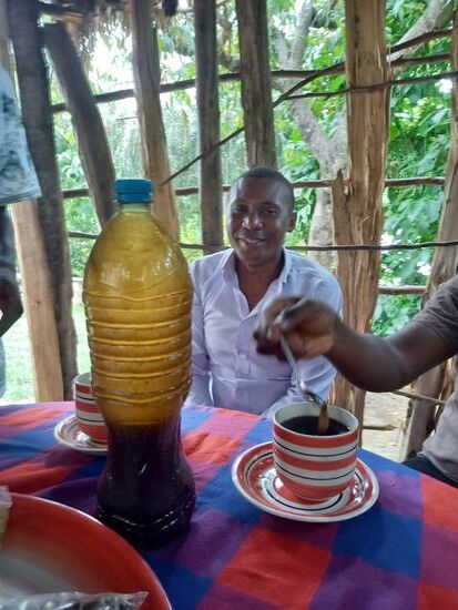 Der Honig wurde in der Wasserflasche abgefüllt.