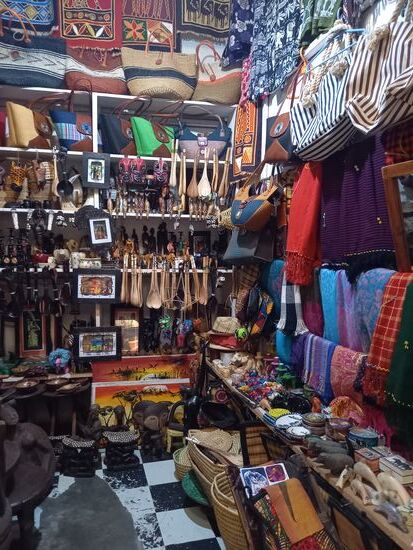 Es gibt unzählige dieser Geschäfte und überall wird man gebeten herein zu kommen,  in der Hoffnung das man doch etwas kauft.