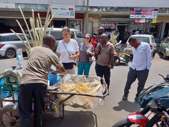 Vor dem Eingang fällt uns diese Verkäufer auf. Er bietet Zuckerrohr Saft mit Ingwer und Lemon an.  Ich war zunächst skeptisch, doch er war super lecker!