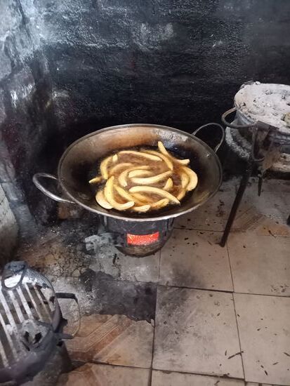 Hier werden die Bananen fritiert.