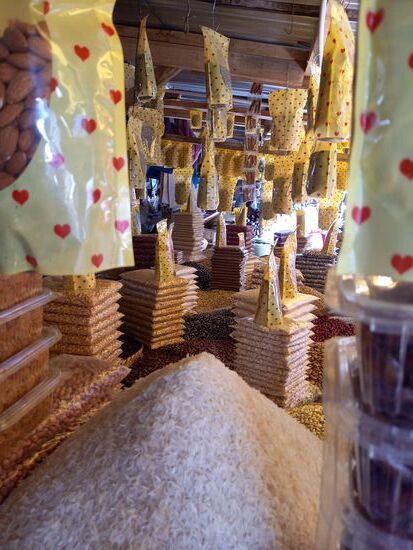 Hier gibt es Reis und Nüsse