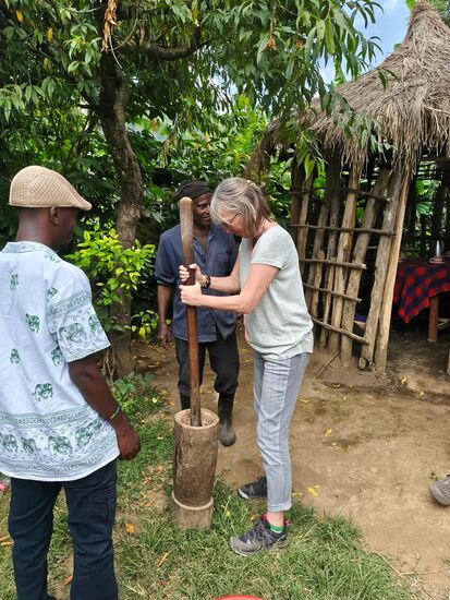 Auch wir dürfen die Bohnen zermahlen.