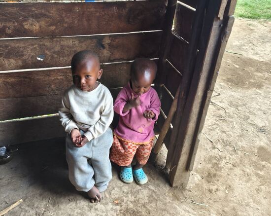Für uns unglaublich, aber hier trinken auch die Kinder schon Kaffee oder naschen das Pulver.