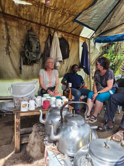 Doch vorher gibt es noch eine Tasse Kaffee mit Ingwer. So richtig typisch einheimisch. An solchen Orten fühle ich mich richtig wohl!