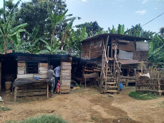 In der linken Hütte befindet sich die Küche, rechts wird das Vieh gehalten.