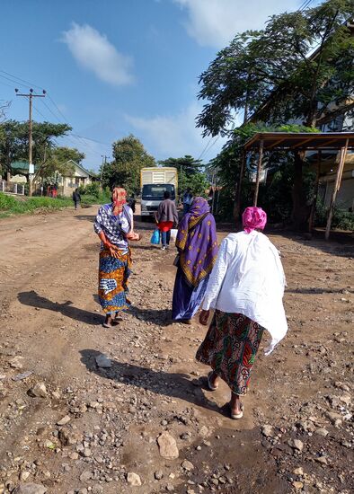 Morgens, auf dem Weg zum Baby Home.  Hier ist man niemals allein unterwegs.