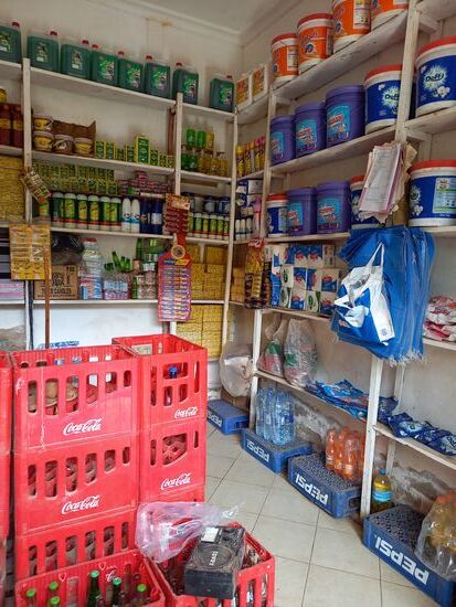 In direkter Nachbarschaft zum Baby Haus ist dieser kleine Shop. Hier kaufe ich für 1000Tzs täglich eine Flasche Wasser.