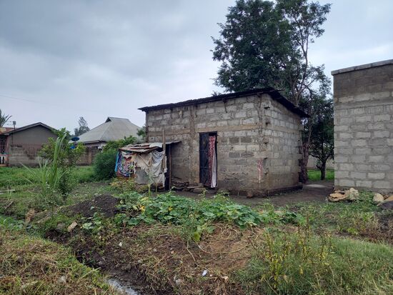 Auch in diesem einfachen Gebäude wohnt eine Familie.